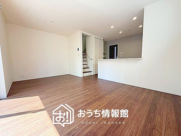 【現地写真（リビング）】フローリング材には、木目、色調など木材特有の風合いがあり、ナチュラルな美しさになっています。