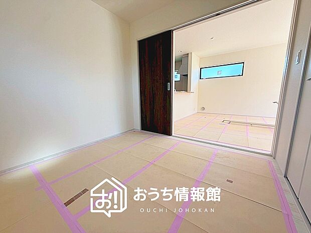 【現地写真(洋室)】木目の美しさを際立たせるシンプルデザインの建具を使用しています。