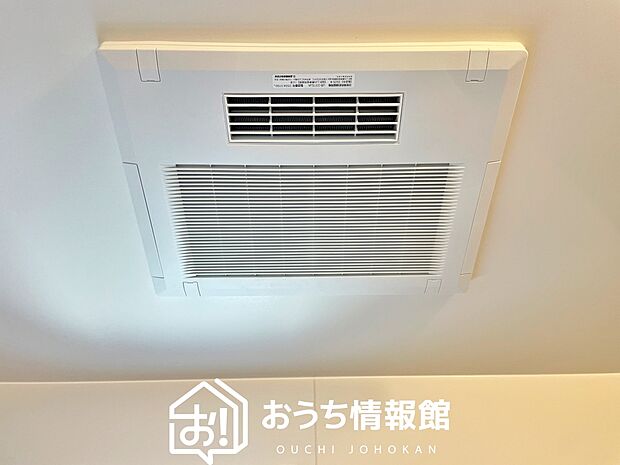 【電気式浴室暖房換気乾燥機】寒い冬場はあたたかく、暑い夏場は扇風機のような心地よさです。
雨の日は、浴室が衣類乾燥スペースになります。