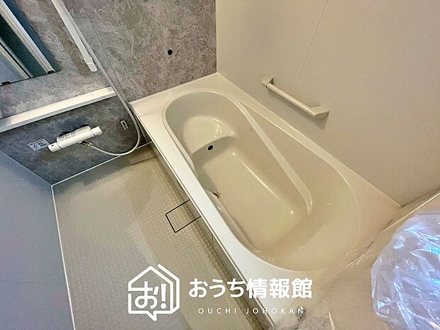 【現地写真（浴室）】浴室暖房乾燥機付き。１坪タイプで広々です。