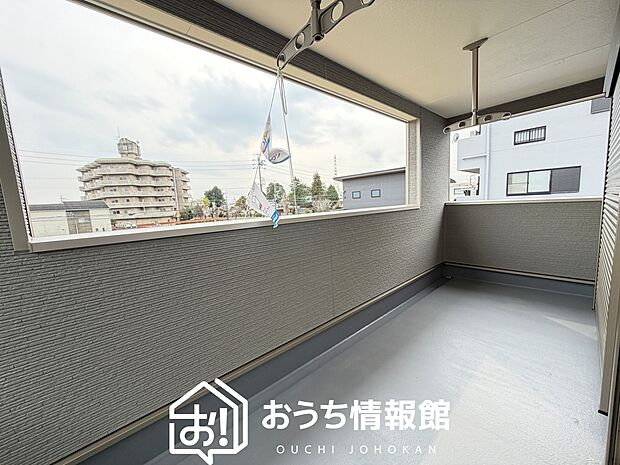 【バルコニー】奥行きが広く、洗濯物をゆったりと干せる十分な広さで、家族の洗濯も捗ります。