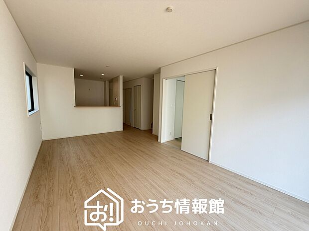 【現地写真（リビング）】フローリング材には、木目、色調など木材特有の風合いがあり、ナチュラルな美しさになっています。