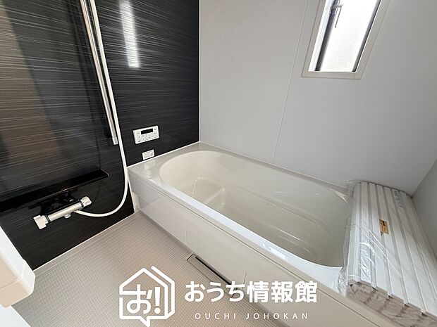 【現地写真（浴室）】浴室暖房乾燥機付き。１坪タイプで広々です。