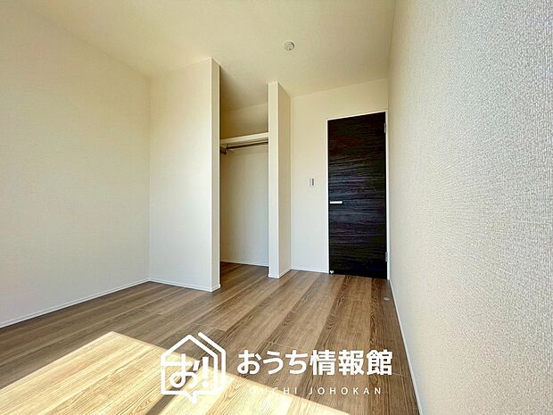 【現地写真（洋室）】木目の美しさを際立たせるシンプルデザインの建具を使用しています。