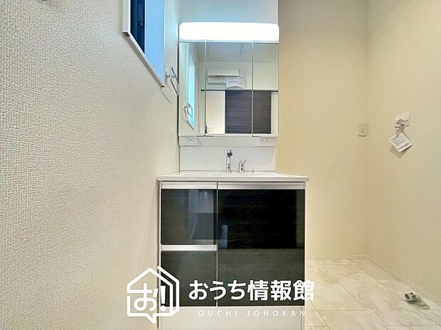 【洗面台・洗面所】鏡の両サイドは、必要なものを取出しやすく、大きな鏡面で朝の準備も快適。
使いやすいリフトアップ機能付きのシングルレバーシャワー水栓付です。