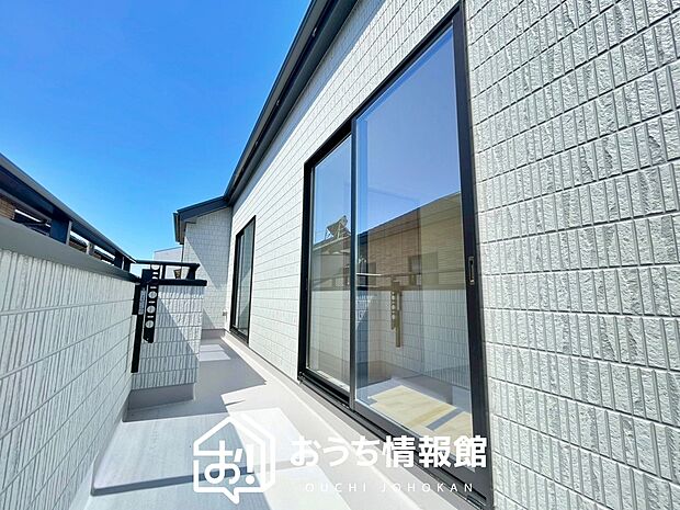 【バルコニー】奥行きが広く、洗濯物をゆったりと干せる十分な広さで、家族の洗濯も捗ります。