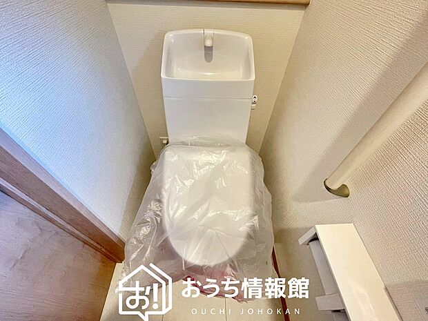 【トイレ】汚れてもサッとひと拭きでお手入れ簡単、エコ仕様の温水洗浄便座付きのトイレです。
バリアフリーにも配慮しています。