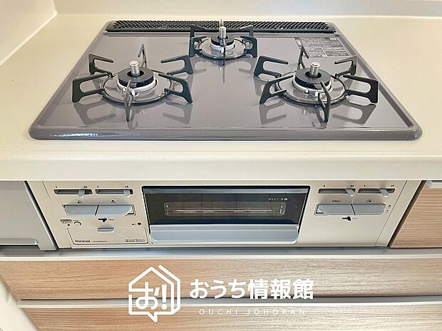 【ビルトインコンロ】フラットな構造で清掃性が高く、過熱防止センサー付3口タイプで日頃の家事も快適です。