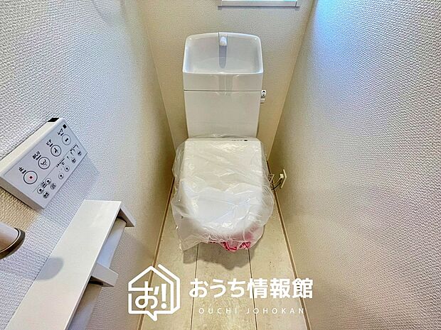 【トイレ】汚れてもサッとひと拭きでお手入れ簡単、エコ仕様の温水洗浄便座付きのトイレです。
バリアフリーにも配慮しています。