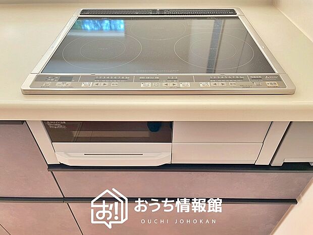 【ビルトインコンロ】フラットな構造で清掃性が高く、過熱防止センサー付３口タイプで日頃の家事も快適です。