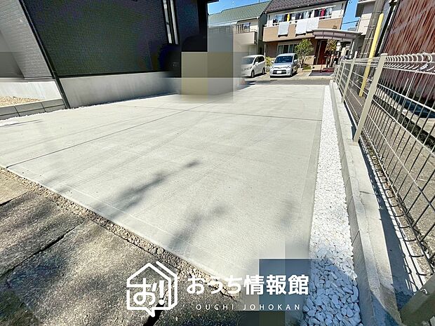 【現地写真（駐車場）】駐車スペースが広く、運転が苦手な方も安心です。