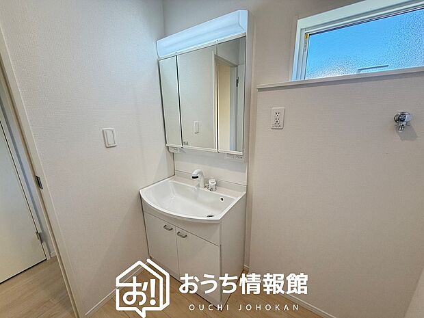 【洗面台・洗面所】鏡の両サイドは、必要なものを取出しやすく、大きな鏡面で朝の準備も快適。
使いやすいリフトアップ機能付きのシングルレバーシャワー水栓付です。