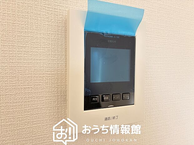 【TVモニター付インターホン】手放し通話ができ、送話表示灯で送話・受話状態が確認できます。
映像と音声で玄関先の様子をチェックできるモニター機能や、夜間の訪問者の顔も確認できるLEDライトを装備しています。