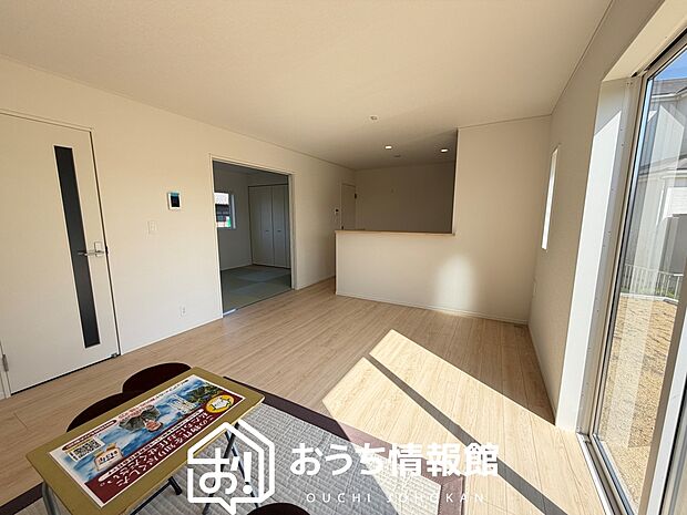 【現地写真(リビング)】フローリング材には、木目、色調など木材特有の風合いがあり、ナチュラルな美しさになっています。