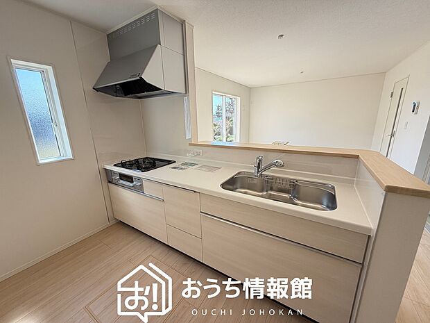 【現地写真(キッチン)】収納たっぷりのシステムキッチン、浄水器付水栓を標準装備しています。