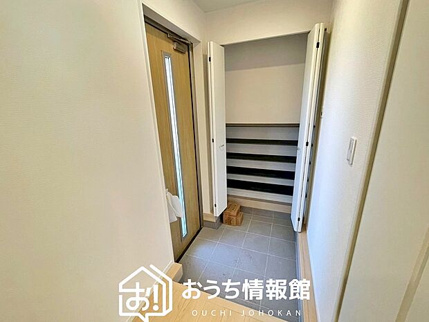 【現地写真(玄関)】玄関には、大型のシューズ収納を設置しています。