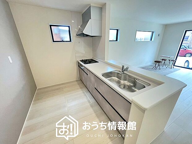 【現地写真(キッチン)】収納たっぷりのシステムキッチン、浄水器付水栓を標準装備しています。