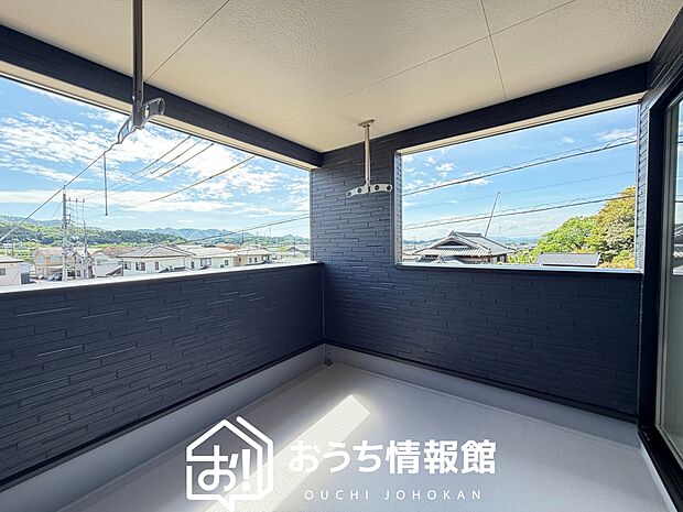 【バルコニー】奥行きが広く、洗濯物をゆったりと干せる十分な広さで、家族の洗濯も捗ります。
