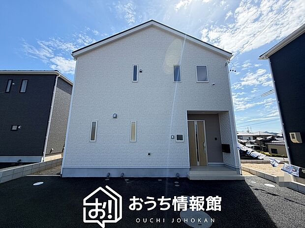 【現地写真(外観)【2号地】】軽くて火災に強い屋根材を採用し、地震時の建物への負担や揺れを軽減しています。