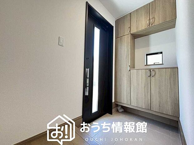 【現地写真(玄関)】玄関には、大型のシューズ収納を設置しています。