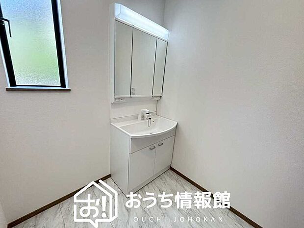 【洗面台・洗面所】鏡の両サイドは、必要なものを取出しやすく、大きな鏡面で朝の準備も快適。
使いやすいリフトアップ機能付きのシングルレバーシャワー水栓付です。
