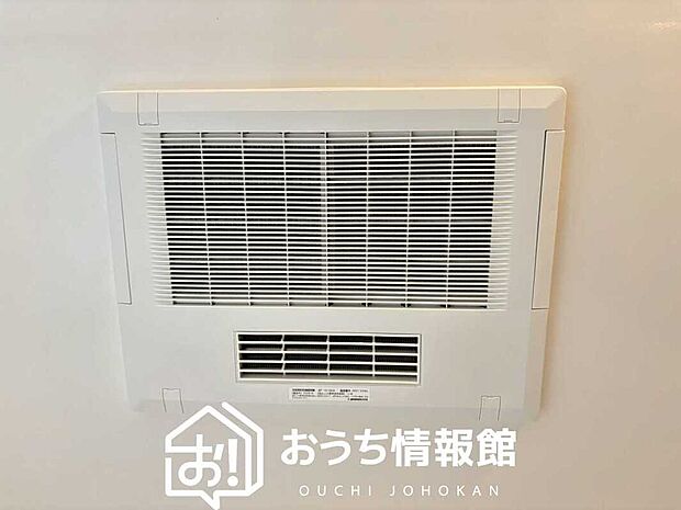 【浴室換気乾燥暖房機】寒い冬場はあたたかく、暑い夏場は扇風機のような心地よさです。
雨の日は、浴室が衣類乾燥スペースになります。