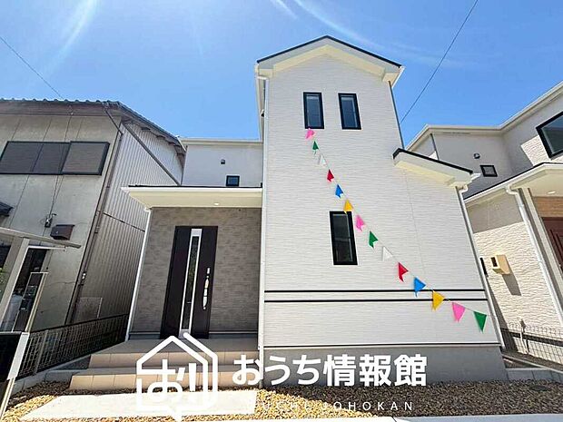 【現地写真(外観)【B号地】】軽くて火災に強い屋根材を採用し、地震時の建物への負担や揺れを軽減しています。