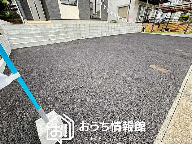 【現地写真（駐車場）】駐車スペースが広く、運転が苦手な方も安心です。
