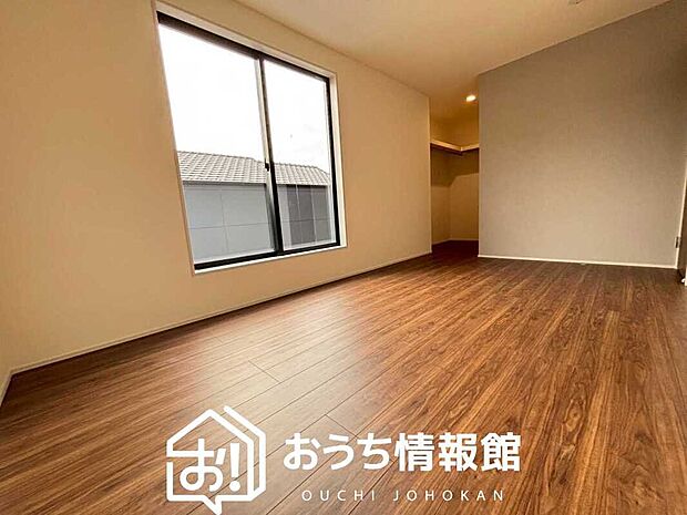 【現地写真(寝室)】木目の美しさを際立たせるシンプルデザインの建具を使用しています。