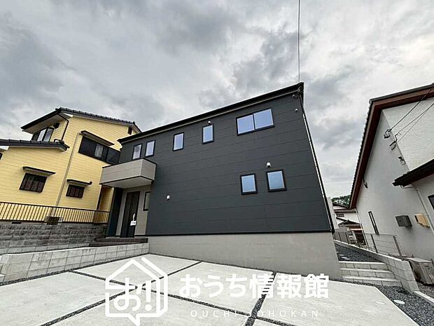 【現地写真(外観)】雨で汚れを落とし、耐久性・耐候性に優れた外壁を使用しています。
