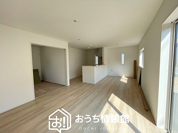 【現地写真(リビング)】フローリング材には、木目、色調など木材特有の風合いがあり、ナチュラルな美しさになっています。