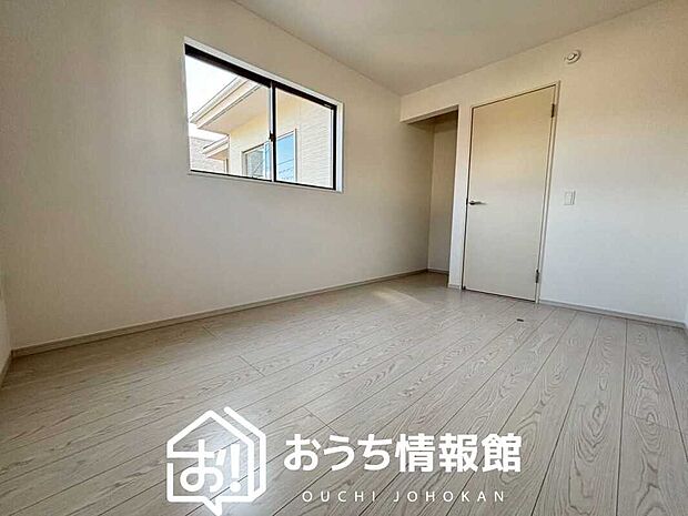 【現地写真(洋室)】木目の美しさを際立たせるシンプルデザインの建具を使用しています。