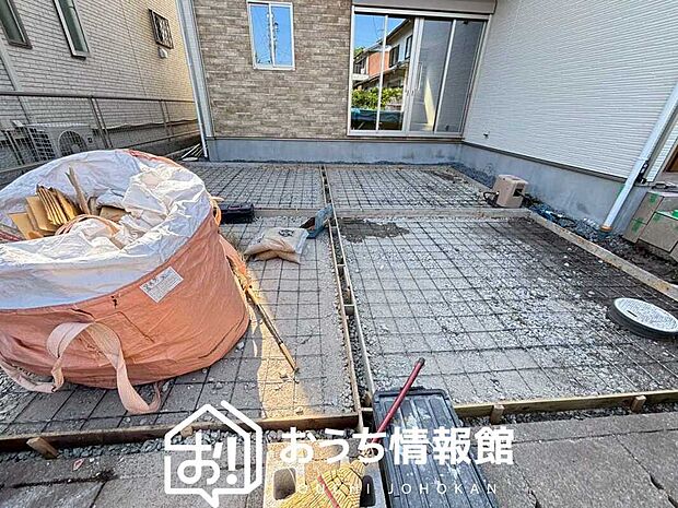 【現地写真（駐車場）】駐車スペースが広く、運転が苦手な方も安心です。