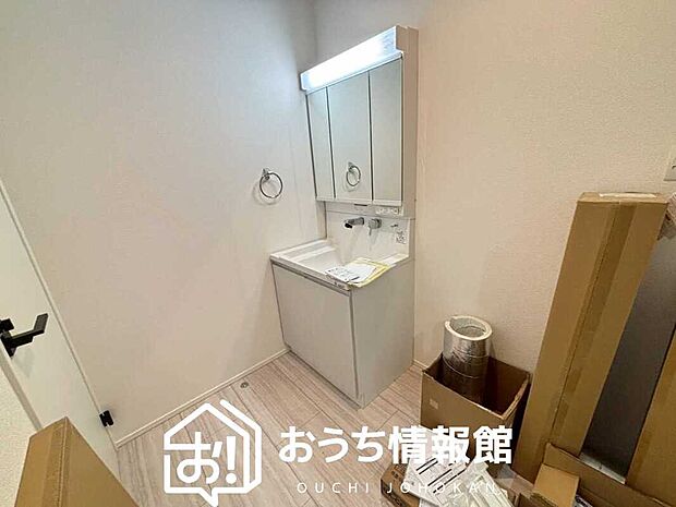 【洗面台・洗面所】鏡の両サイドは、必要なものを取出しやすく、大きな鏡面で朝の準備も快適。
使いやすいリフトアップ機能付きのシングルレバーシャワー水栓付です。