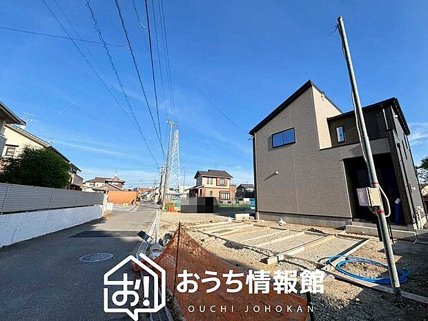 【現地写真(前道含む外観)】雨で汚れを落とし、耐久性・耐候性に優れた外壁を使用しています。
