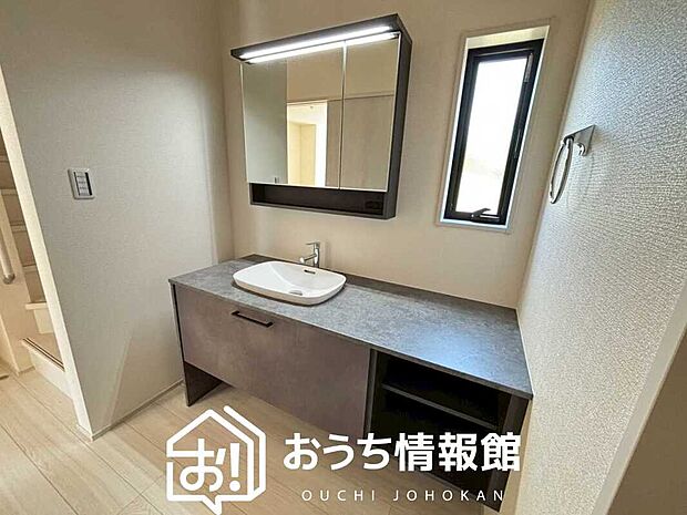 【洗面台・洗面所】鏡の両サイドは、必要なものを取出しやすく、大きな鏡面で朝の準備も快適。
使いやすいリフトアップ機能付きのシングルレバーシャワー水栓付です。
