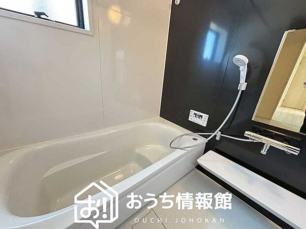 【現地写真（浴室）】浴室暖房乾燥機付き。１坪タイプで広々です。