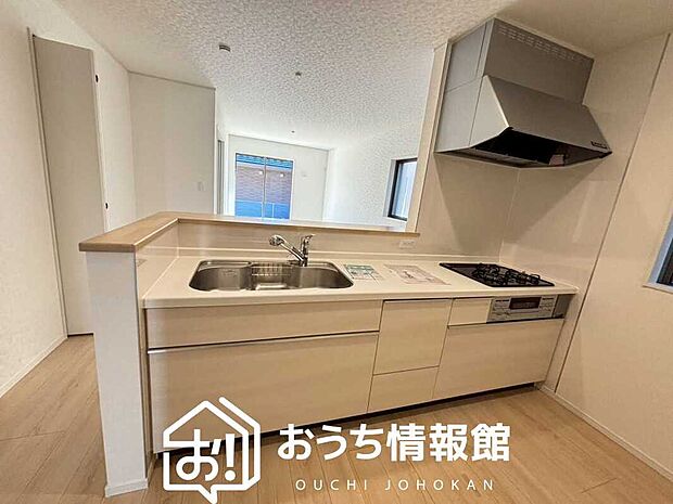 【現地写真(キッチン)】収納たっぷりのシステムキッチン、浄水器付水栓を標準装備しています。