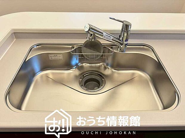 【浄水器内臓型ハンドシャワー付シンク】傷や汚れが付きにくい静音仕様の全面エンボス加工シンク。
また、蛇口の先端に浄水器を内蔵。浄水シャワーが使える毎分4リットルのたっぷり浄水。