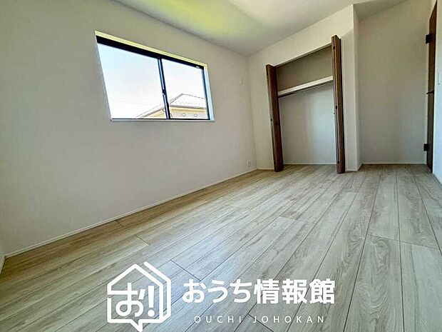 【現地写真（洋室）】木目の美しさを際立たせるシンプルデザインの建具を使用しています。