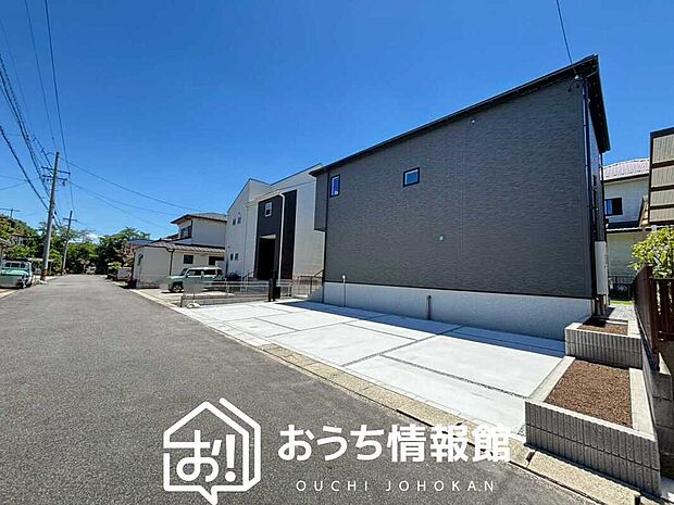 【現地写真（前道含む外観）】軽くて火災に強い屋根材を採用し、地震時の建物への負担や揺れを軽減しています。