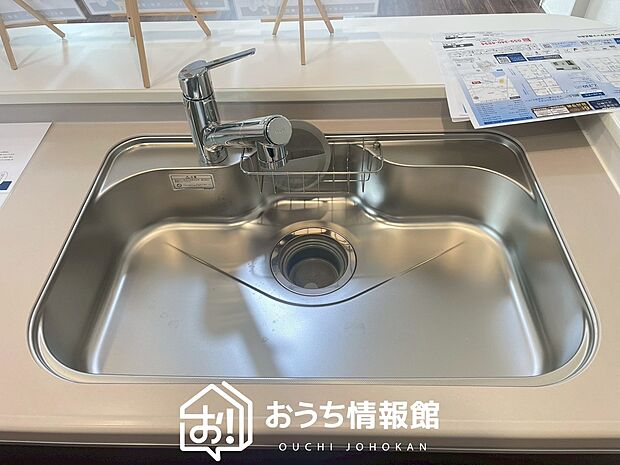 【浄水器内臓型ハンドシャワー付シンク】傷や汚れが付きにくい静音仕様の全面エンボス加工シンク。
また、蛇口の先端に浄水器を内蔵。浄水シャワーが使える毎分4リットルのたっぷり浄水。