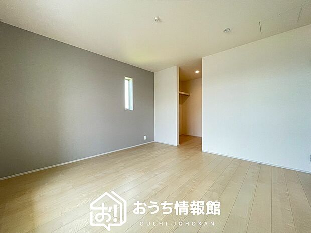 【現地写真（寝室）】木目の美しさを際立たせるシンプルデザインの建具を使用しています。