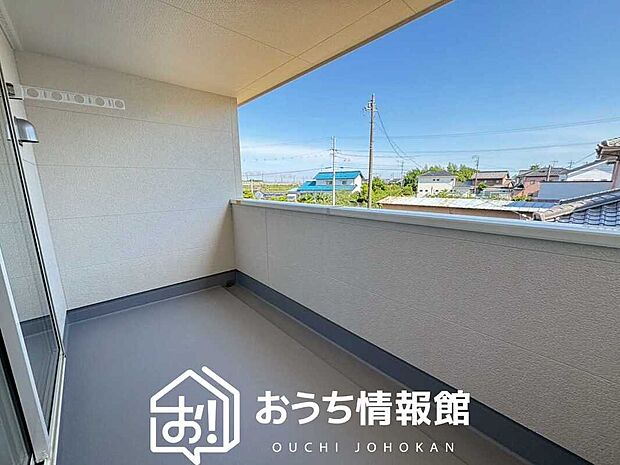【バルコニー】奥行きが広く、洗濯物をゆったりと干せる十分な広さで、家族の洗濯も捗ります。