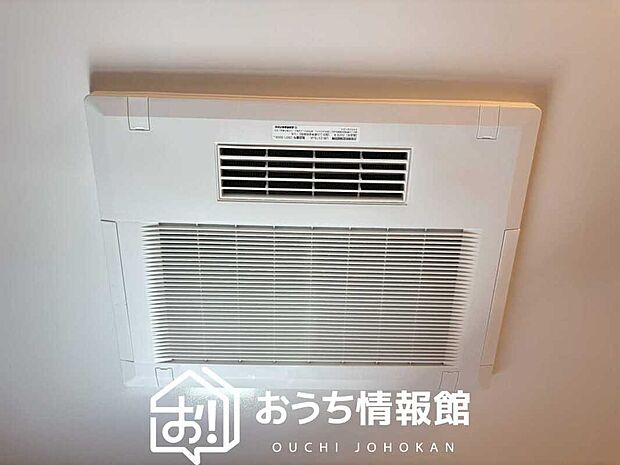 【電気式浴室暖房換気乾燥機】寒い冬場はあたたかく、暑い夏場は扇風機のような心地よさです。
雨の日は、浴室が衣類乾燥スペースになります。
