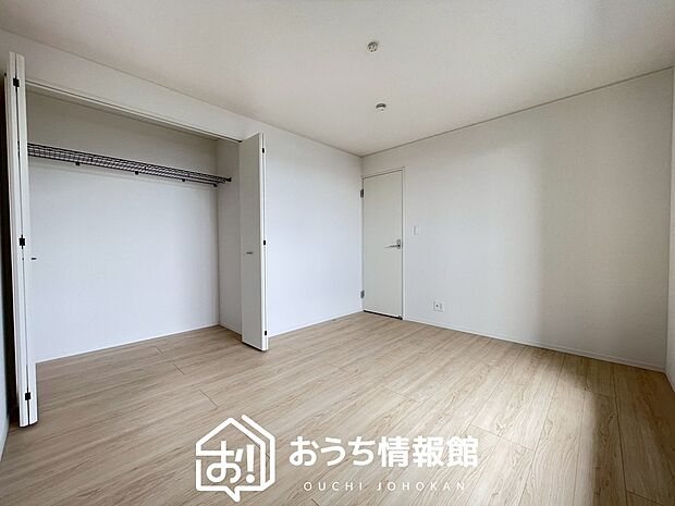 【現地写真（寝室）　】木目の美しさを際立たせるシンプルデザインの建具を使用しています。