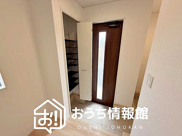 【現地写真(玄関)】玄関には、大型のシューズ収納を設置しています。