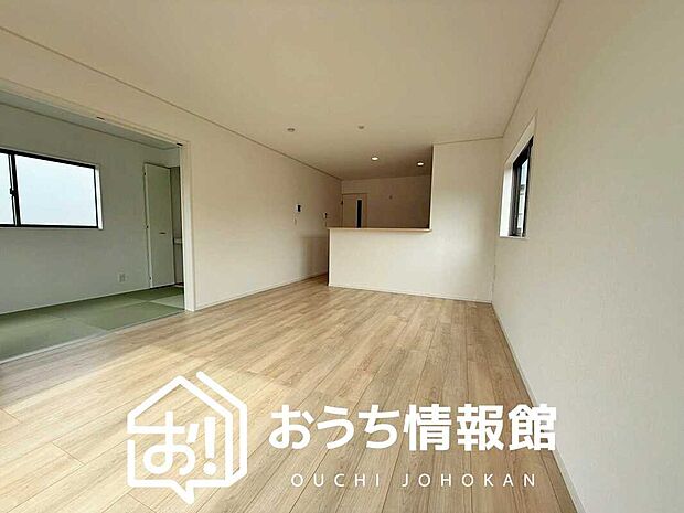 【現地写真(リビング)】フローリング材には、木目、色調など木材特有の風合いがあり、ナチュラルな美しさになっています。