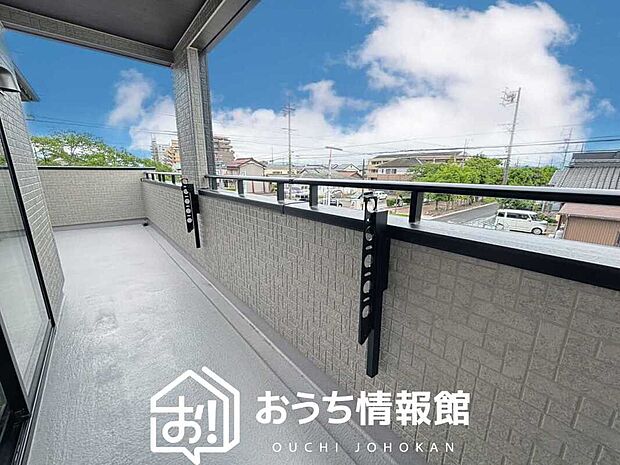【バルコニー】奥行きが広く、洗濯物をゆったりと干せる十分な広さで、家族の洗濯も捗ります。