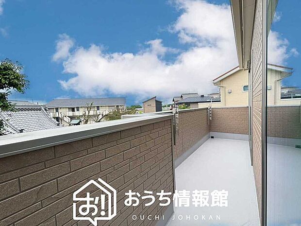 【バルコニー】奥行きが広く、洗濯物をゆったりと干せる十分な広さで、家族の洗濯も捗ります。
